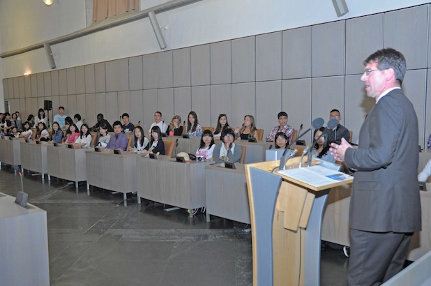 Universitätspräsident Michael Jäckel begrüßt die Teilnehmer im Ratssaal der Stadt Trier Foto: Uni Trier