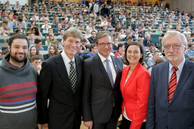 (v.l.n.r.) Hießen die Erstsemester an der Universität Paderborn willkommen: Philipp Kaibel, AStA, Präsident Prof. Dr. Nikolaus Risch, Bürgermeister Michael Dreier, Dr. Yvonne Koch, Zentrale Studienberatung und Prof. Dr. Dr. h. c. mult. Peter Freese, Alumni Paderborn. Foto: Universität Paderborn, Vanessa Dreibrodt