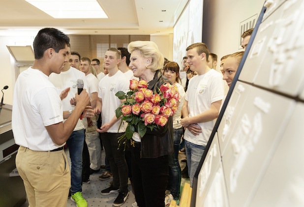 Die Auszubildenden aller vertretenen Standorte bedankten sich persönlich bei Gesellschafterin Maria-Elisabeth Schaeffler-Thumann für die Gastfreundschaft.
