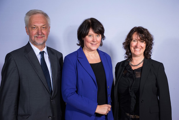 Die Dekanin der Fakultät für Wirtschaftswissenschaften Prof. Dr. Caren Sureth-Sloane (rechts) freute sich zusammen mit Universitätspräsident Prof. Dr. Wilhelm Schäfer, als Ehrengast Alumna Anke Schäferkordt (Mitte), Bertelsmann-Vorstandsmitglied und Geschäftsführerin der Mediengruppe RTL Deutschland sowie Geschäftsführerin von RTL Television und Co-Chief Executive Officer der RTL Group, auf dem Tag der Wirtschaftswissenschaften. Foto: Universität Paderborn